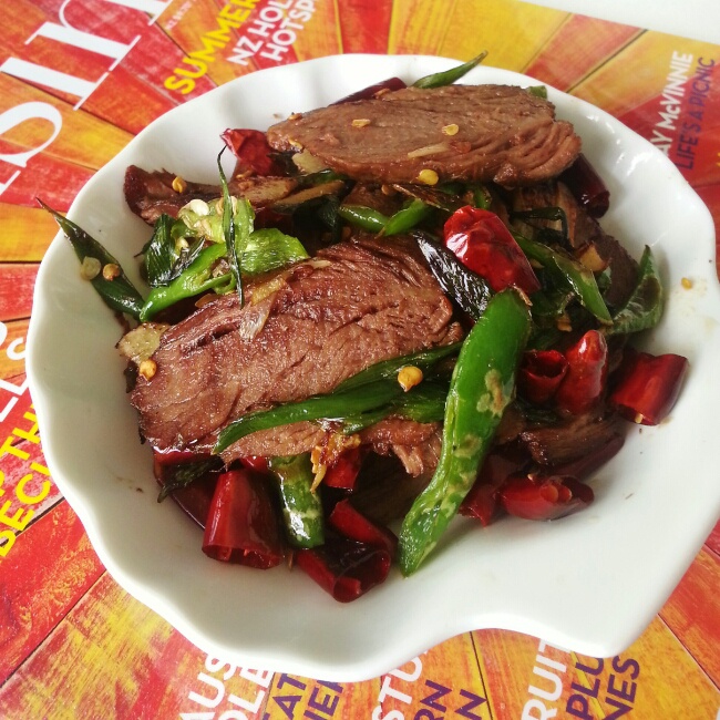 一团面做的青椒小炒卤牛肉