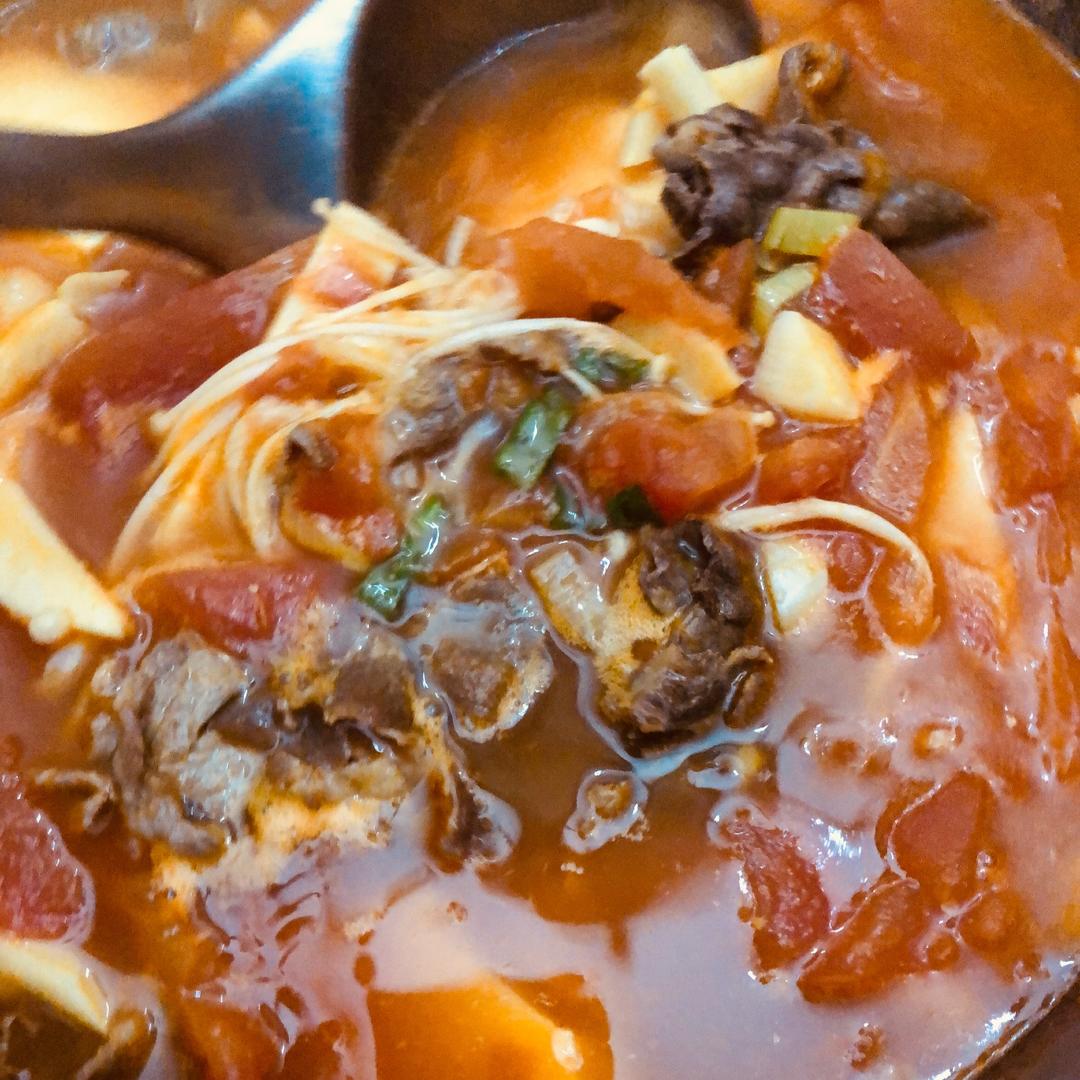 番茄金针菇肥牛锅 鲜到眉毛掉