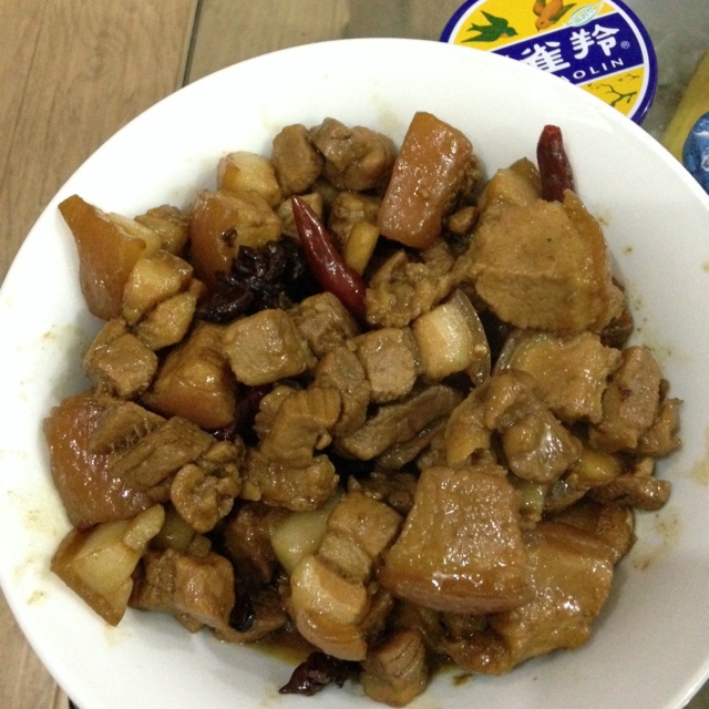 吃着碗里望着锅里的红烧肉