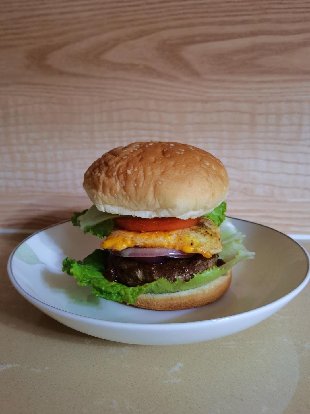牛肉汉堡 煎出香嫩多汁的牛肉饼