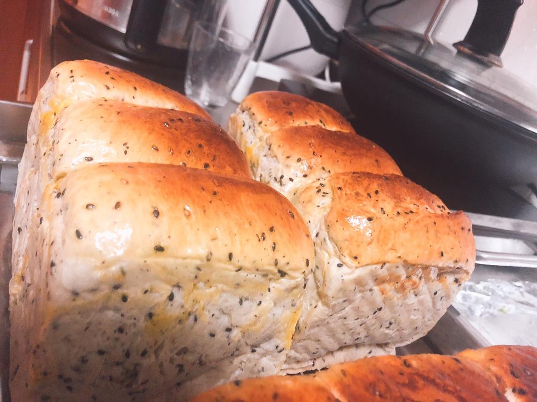 用烤箱自己做面包--手工牛奶吐司面包