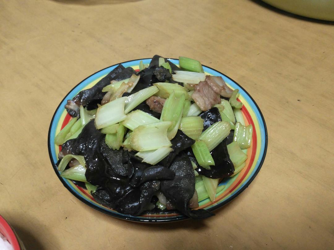 木耳芹菜胡萝卜炒肉