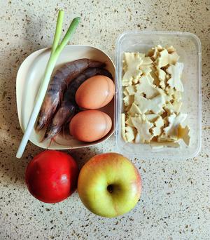 早餐：番茄鸡蛋蝴蝶面，紫薯拉花米糊，苹果水煮虾拼盘的做法 步骤4