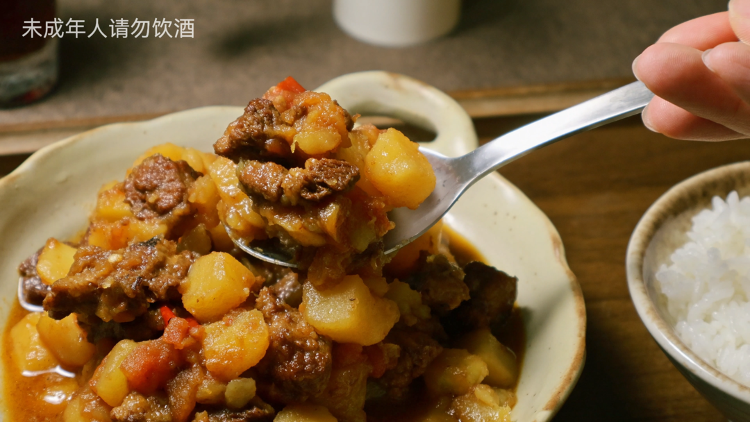 贴秋膘啦！土豆提前煎一煎，炖牛肉软烂入味，拌饭一绝！