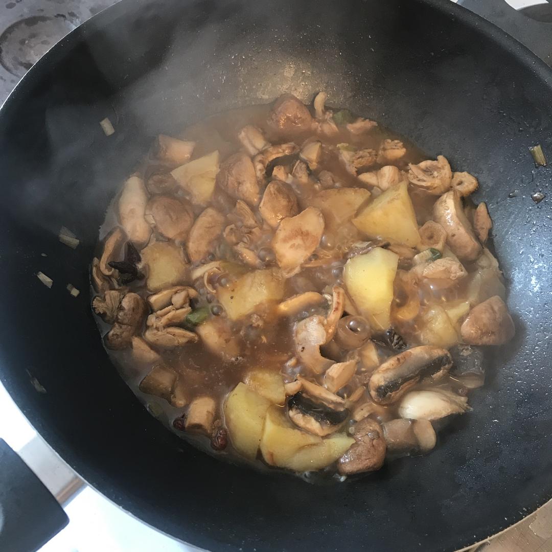 鸡肉土豆炖蘑菇