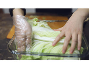 教你在家自制韩式辣白菜~的做法 步骤3