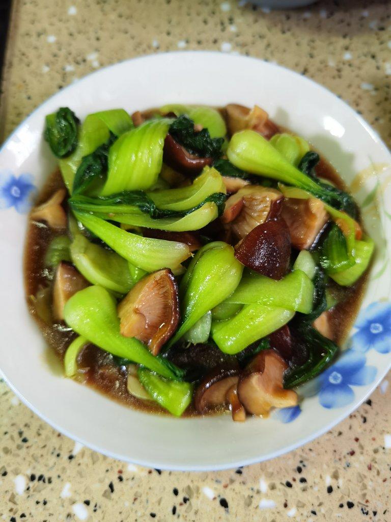 超级萌的香菇炒青菜仔
