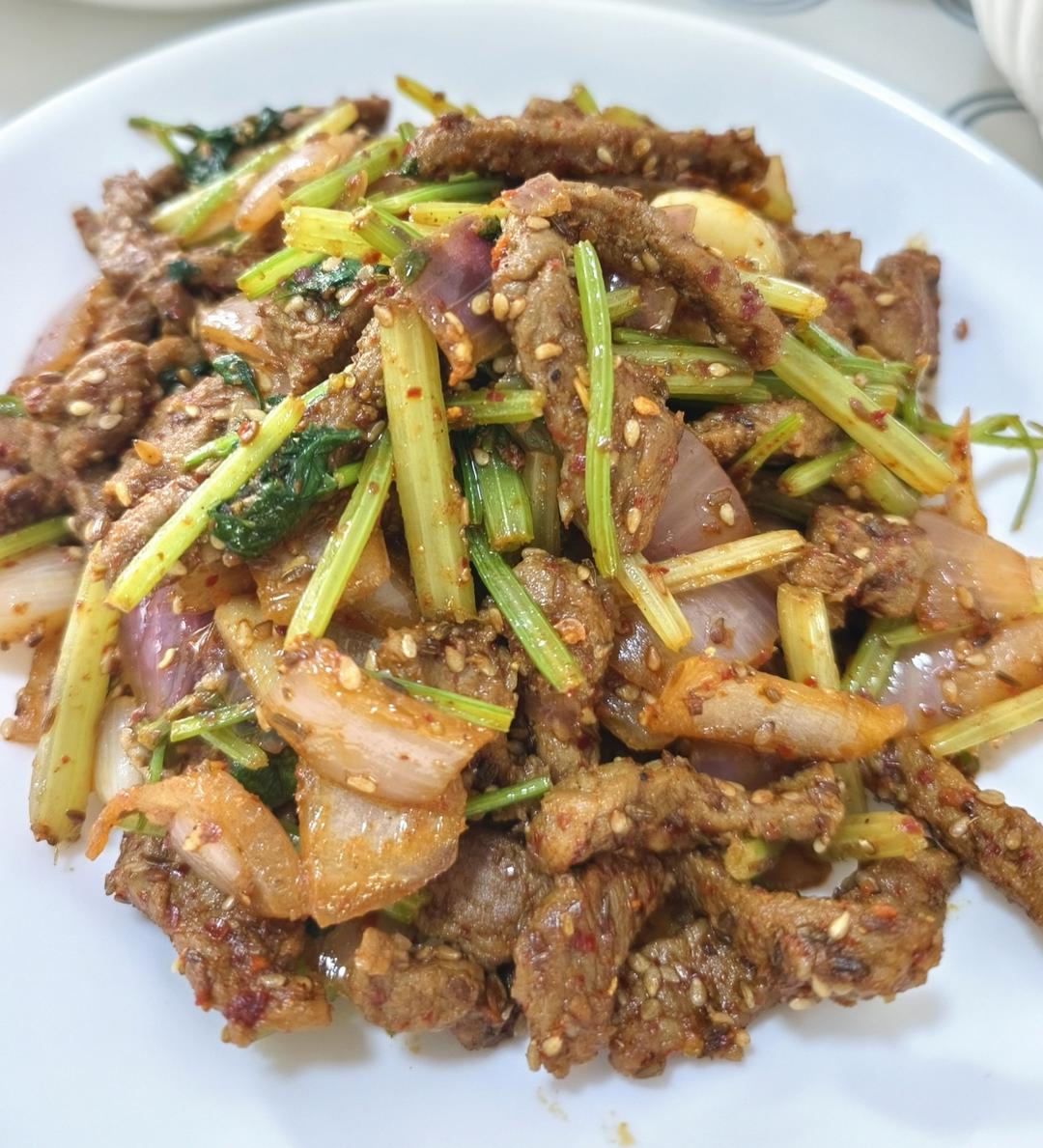 下饭神器又来了，试试这道芹菜炒牛肉！！