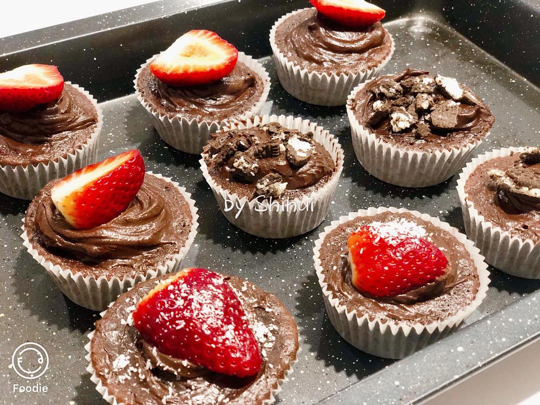 超润巧克力纸杯蛋糕（非常适合裱花、盖糖皮的cupcake方子）