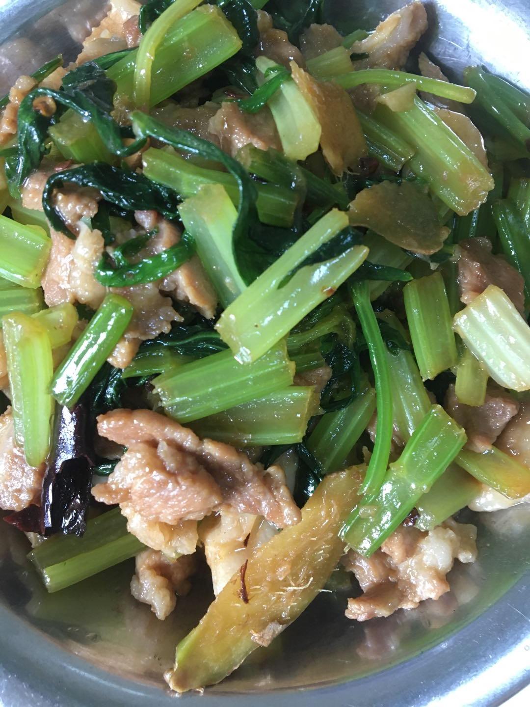 有点费米饭的芹菜炒肉
