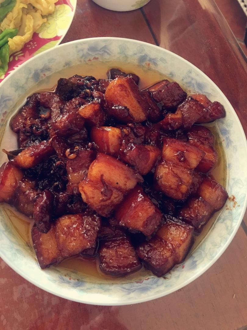 吃着碗里望着锅里的红烧肉