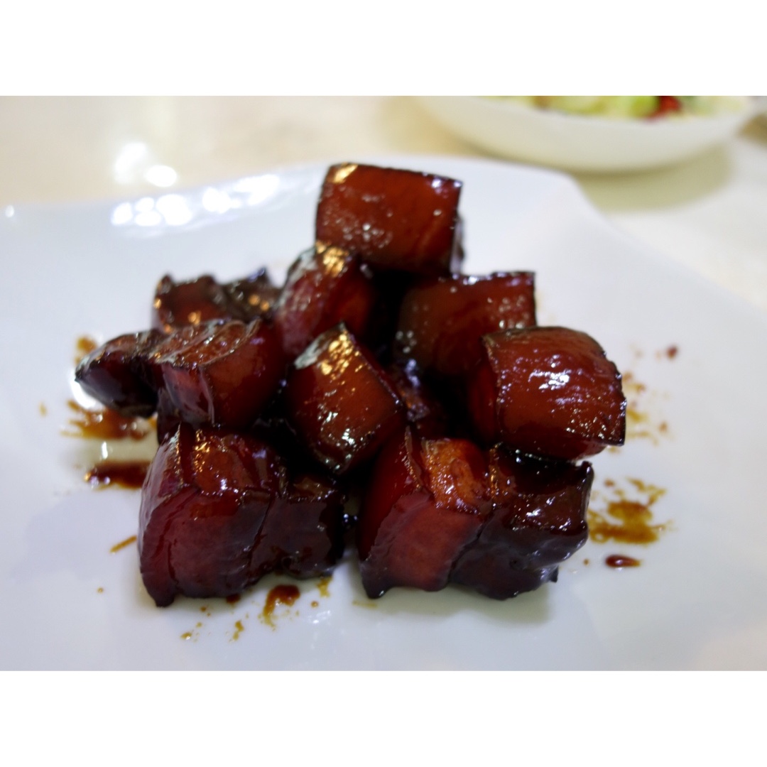 吃着碗里望着锅里的红烧肉
