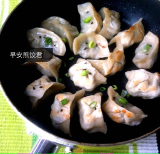 早餐来一锅香脆的生煎饺子