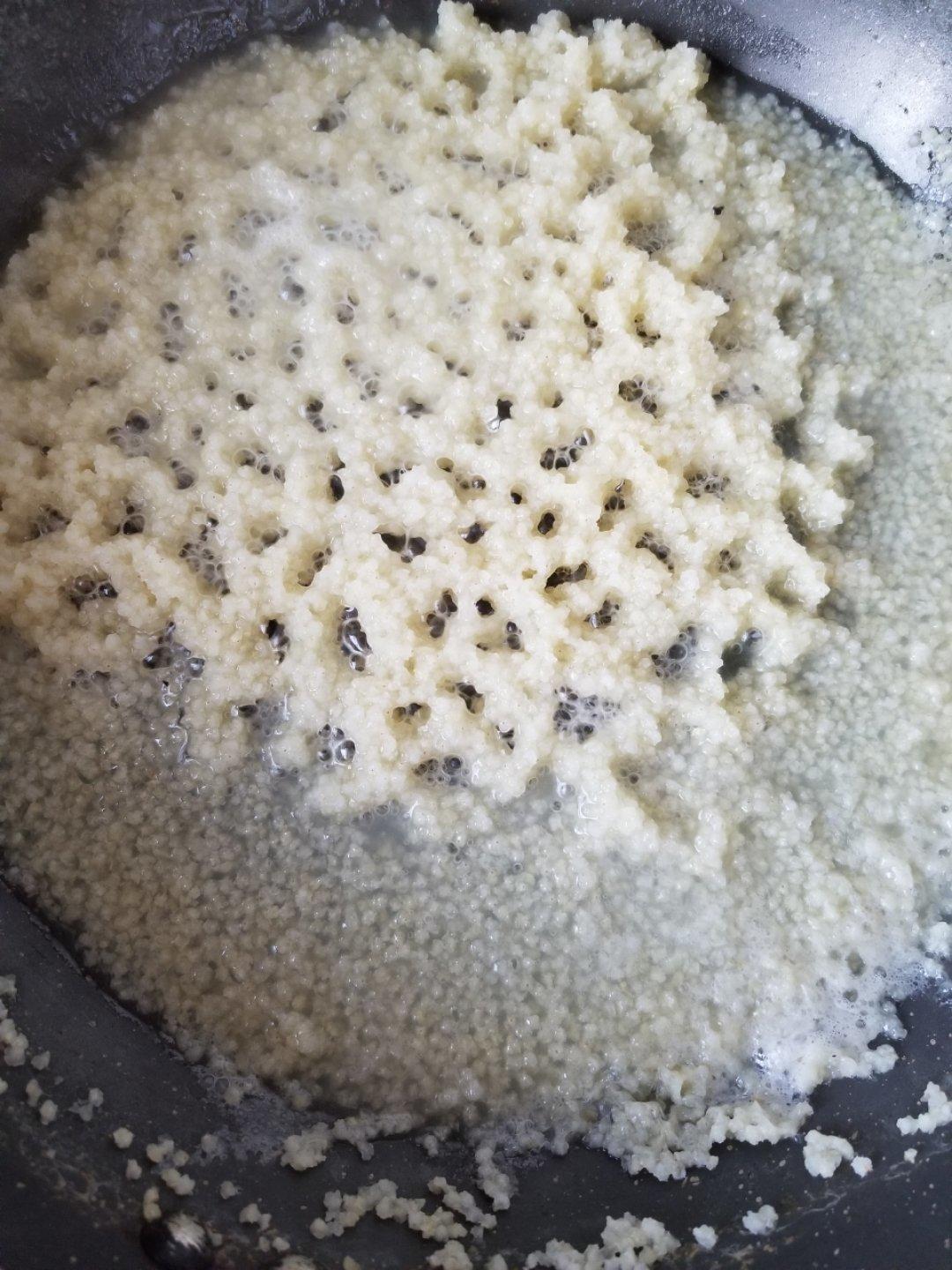 终于熬出一锅有厚厚米油的小米粥