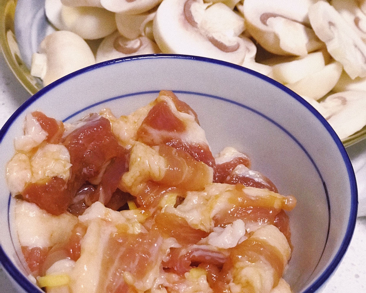 家的味道—口蘑炒五花肉的做法 步骤2