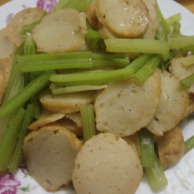 " pikachu 做的芹菜炒鱼饼