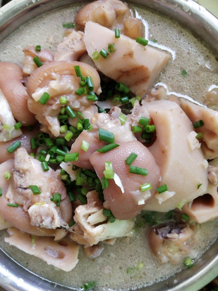 会做饭girl做的莲藕猪蹄汤