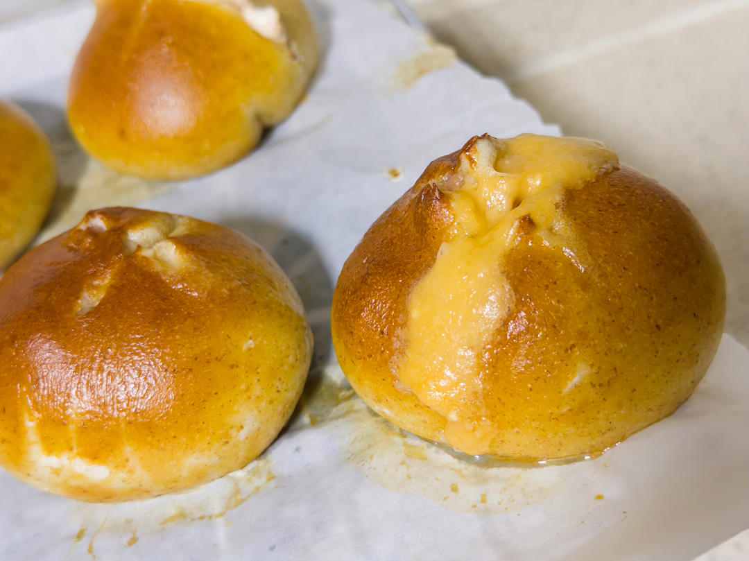 双重芝士香肠碱水球