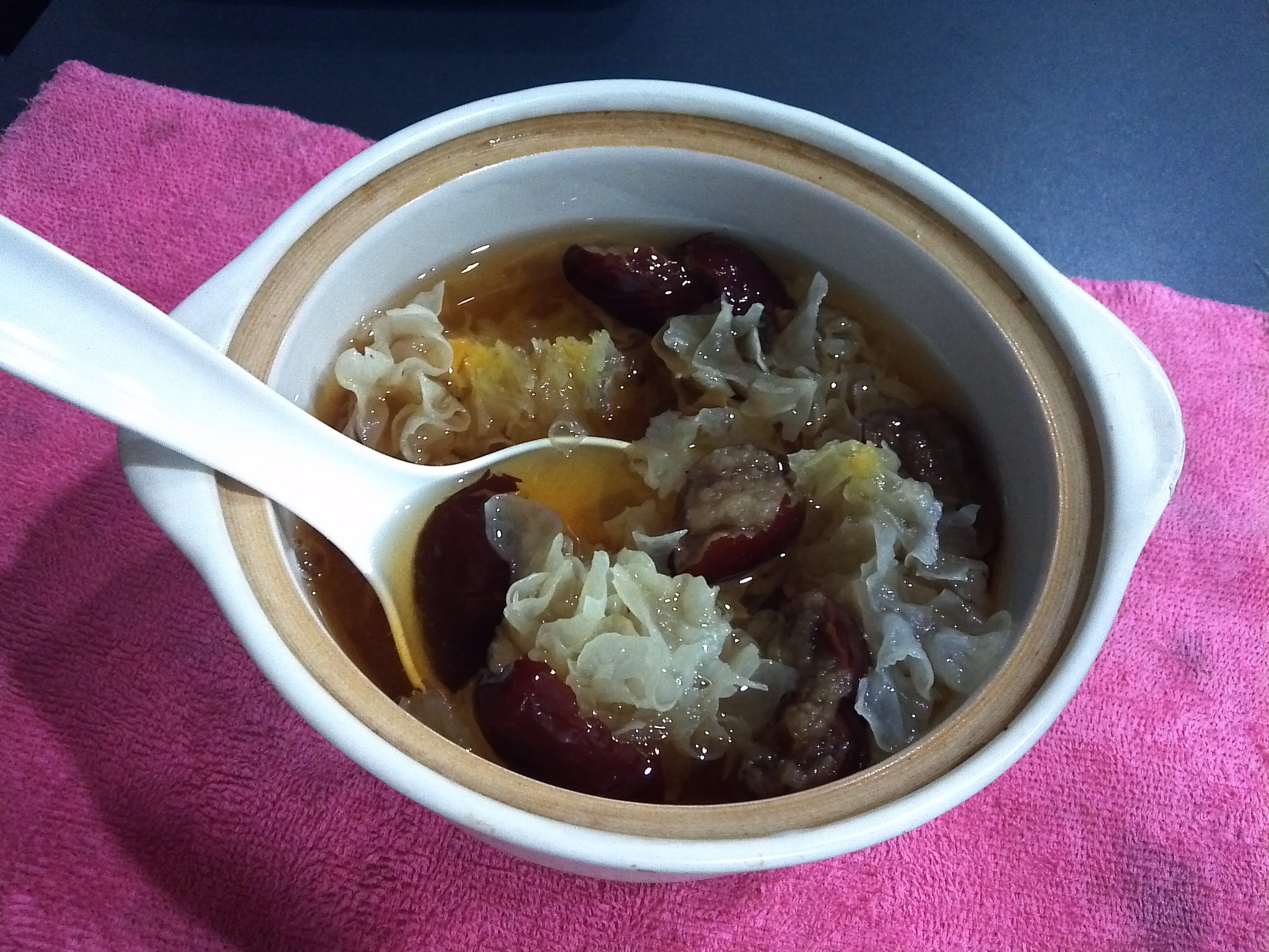 冰糖银耳红枣汤