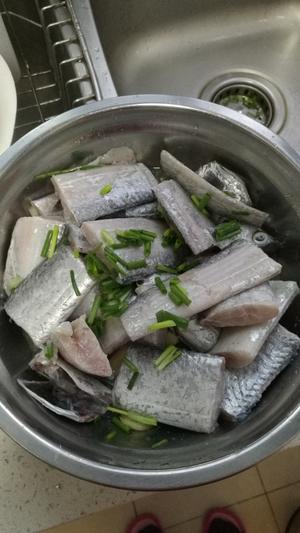干煎带鱼的做法 步骤2