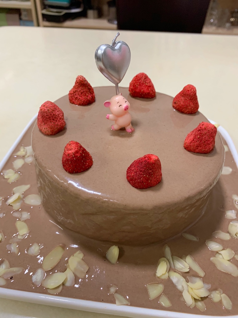 快乐的巧克力草莓蛋糕【无油少糖、极简黄豆粉蛋糕】