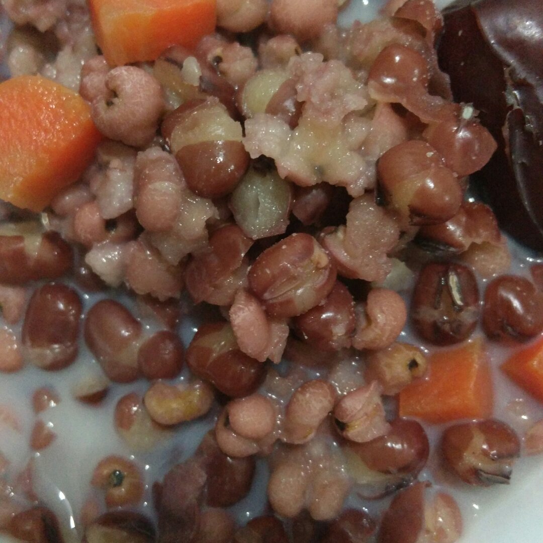 红枣红豆薏仁牛奶粥