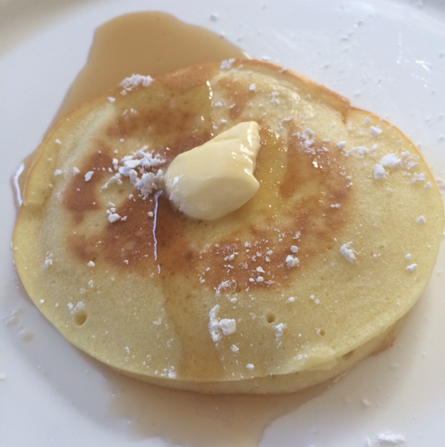 【酸奶松饼yogurt pancake】，搭上黑莓果酱和枫糖的美味。