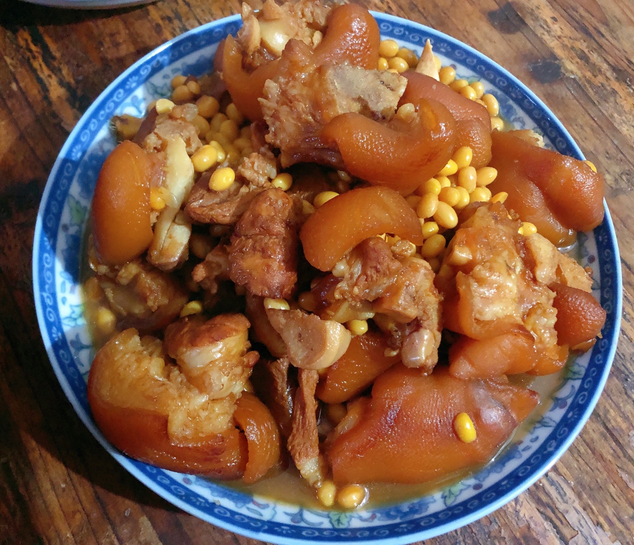 胶原蛋白满满的一道菜:黄豆焖猪蹄的做法