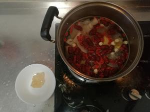 银耳百合红枣枸杞雪梨冰糖汤的做法 步骤2