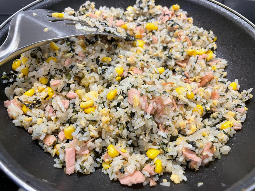 5️⃣分钟搞定巨巨巨好吃的‼️海苔午餐肉炒饭