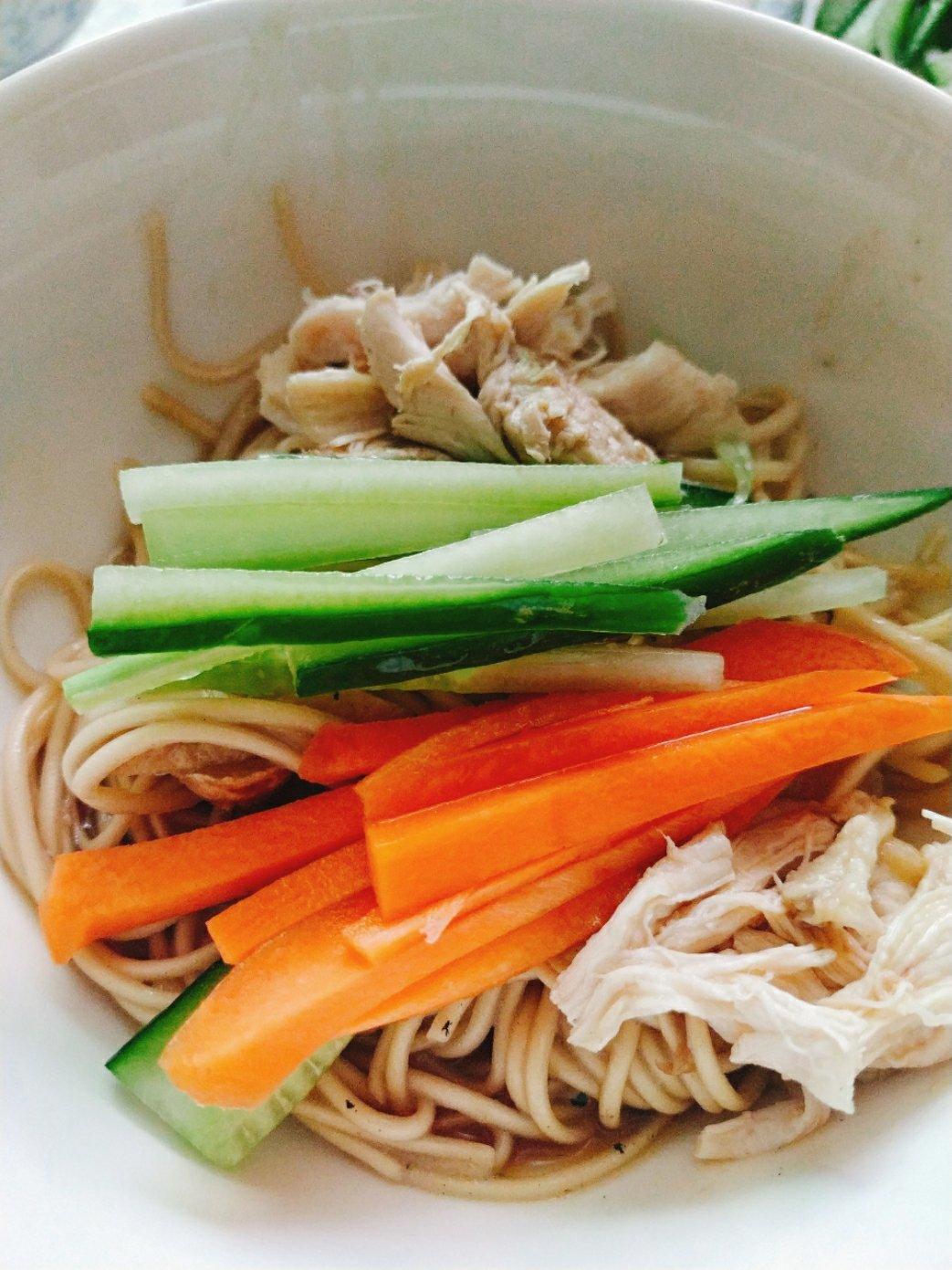 香辣麻酱鸡丝拌面