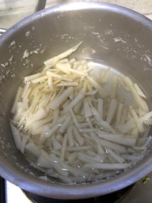 芹菜冬笋炒腐竹-有机素食的做法 步骤2