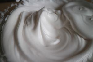 fluff棉花糖—竹炭覆盆子奶冻卷的做法 步骤17