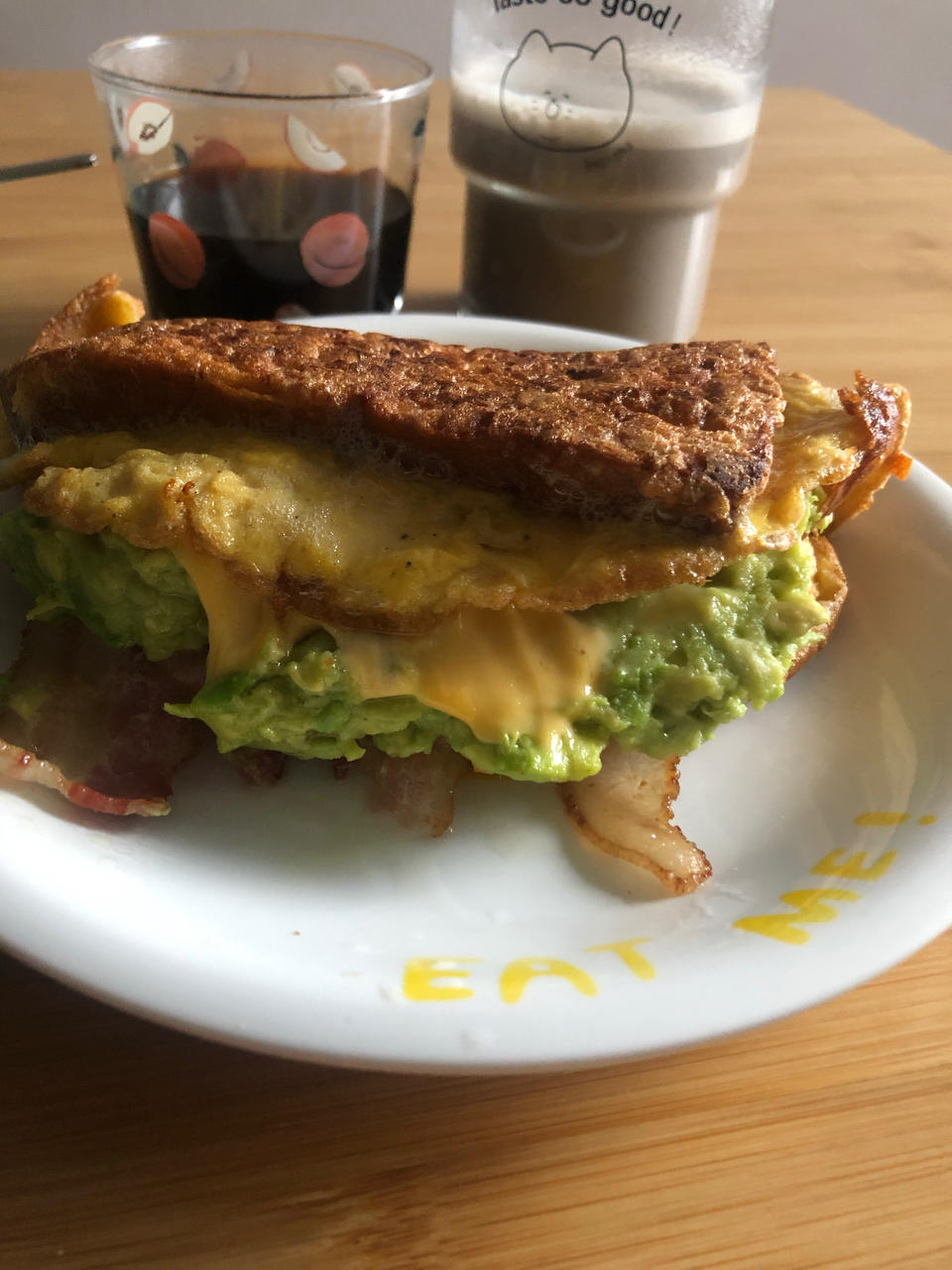 早餐丨爆浆牛油果培根蛋包吐司丨挂耳咖啡☕