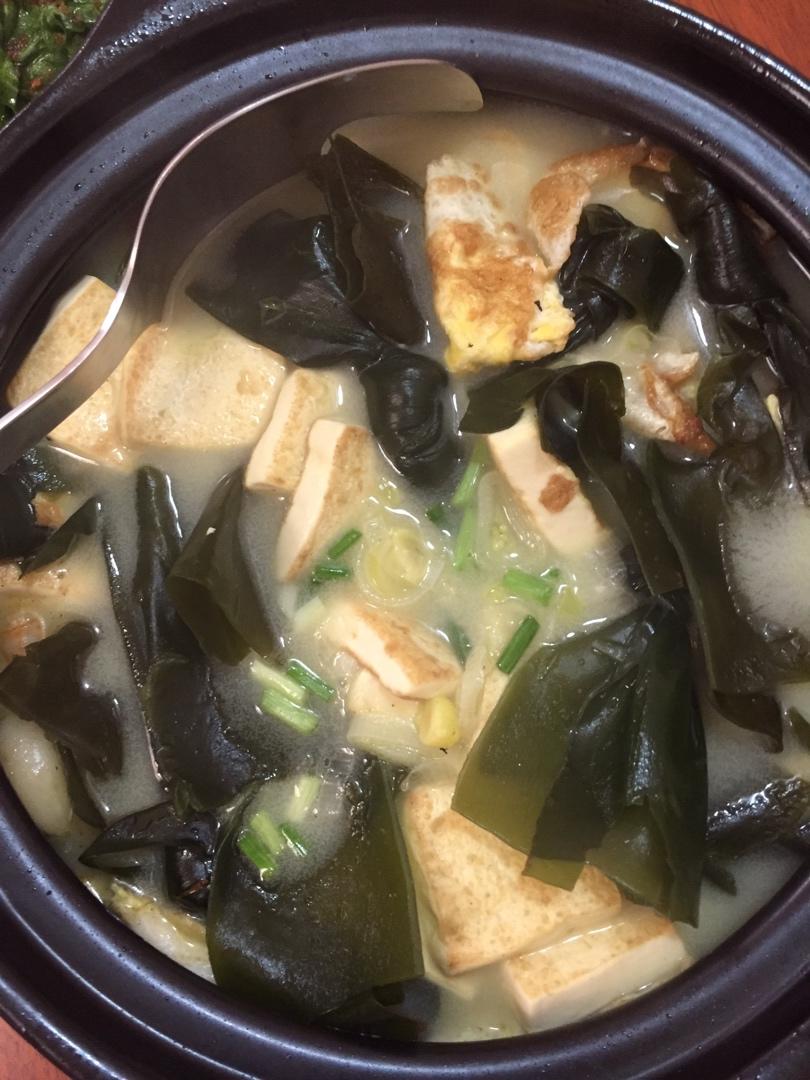 鲜菇豆腐煲