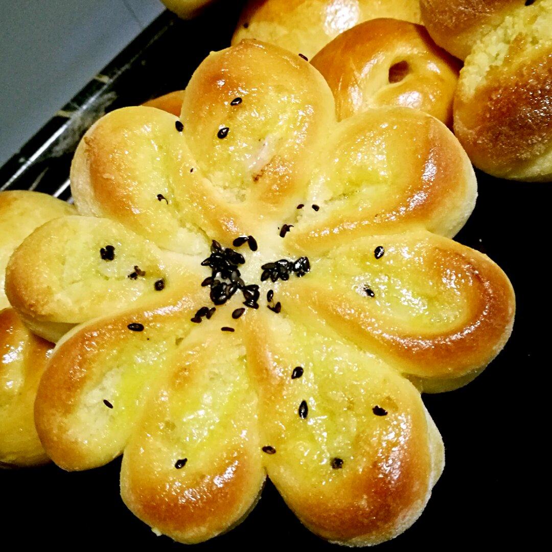 俩宝的幸福做的椰蓉花面包