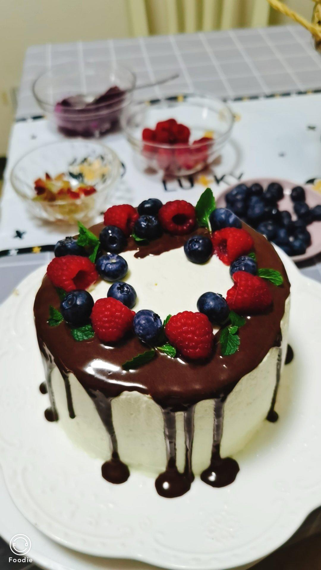 焦糖淋面生日蛋糕树莓蓝莓水果蛋糕