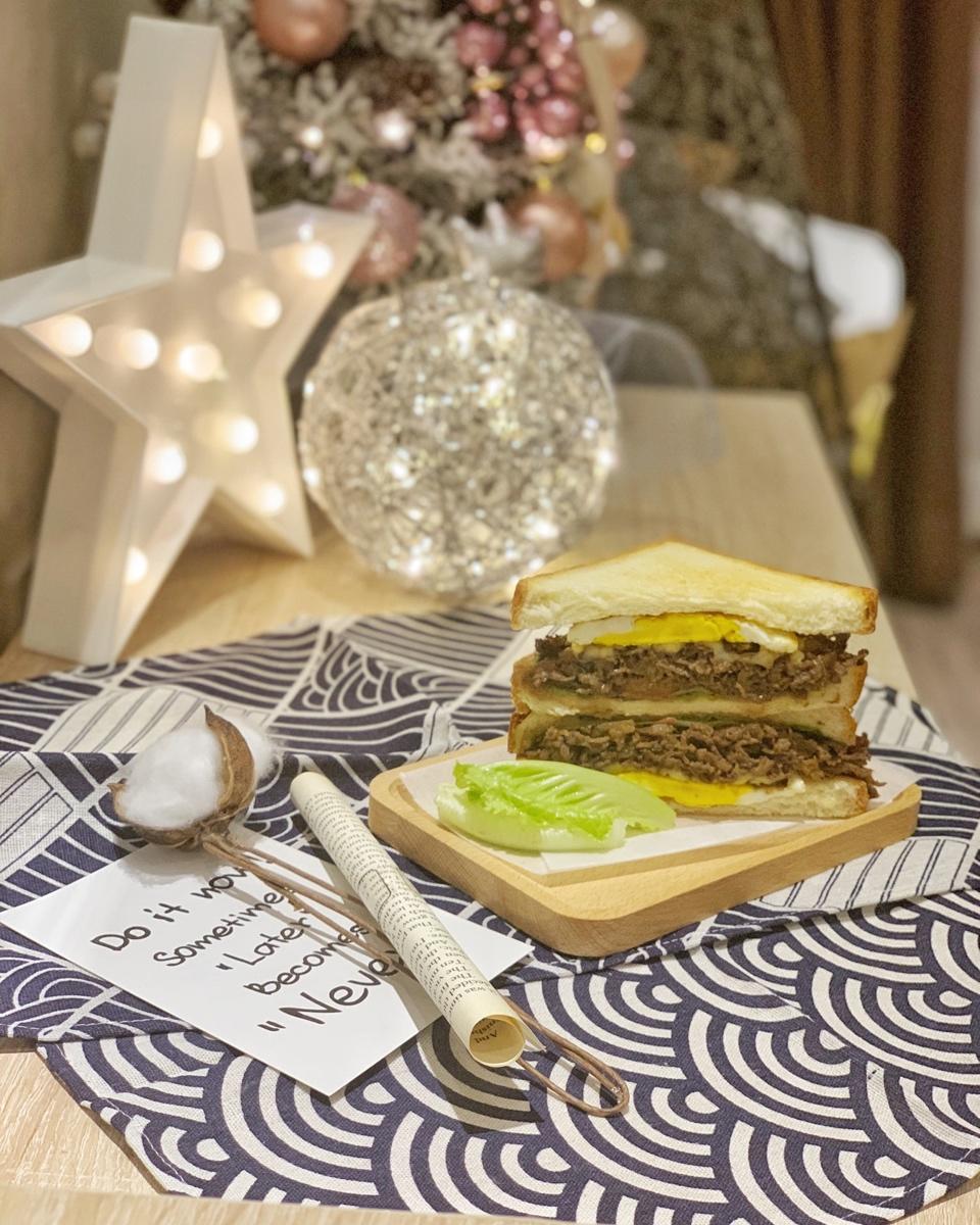 肥牛煎蛋三明治