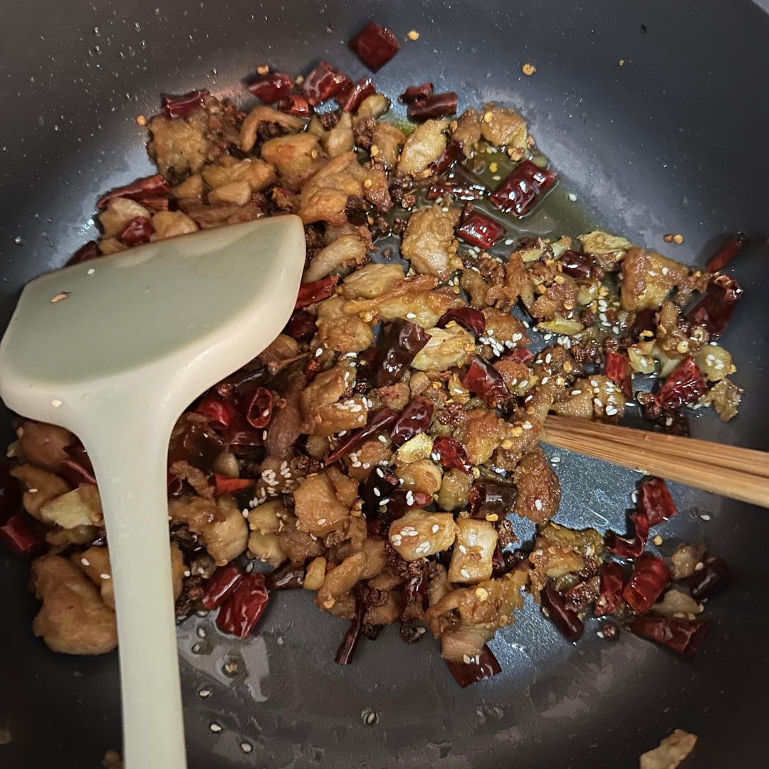 辣子鸡千万不要直接下锅炒，多加这1步，味道比饭店更好吃