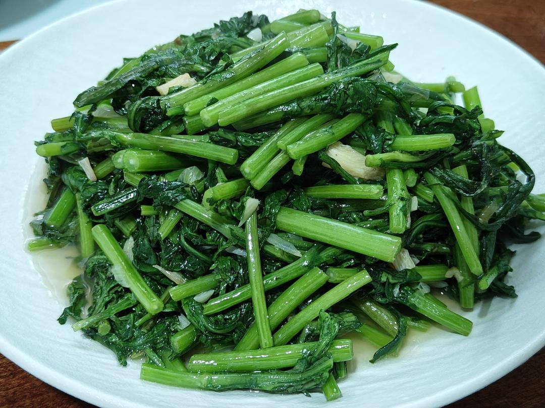 清炒蒜蓉茼蒿｜家常素菜，脆嫩藏鲜，简单又好吃