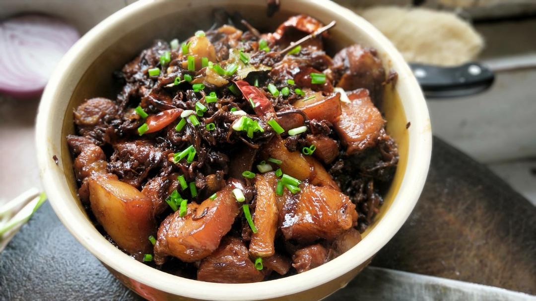 兰小妞做的五花肉焖梅干菜