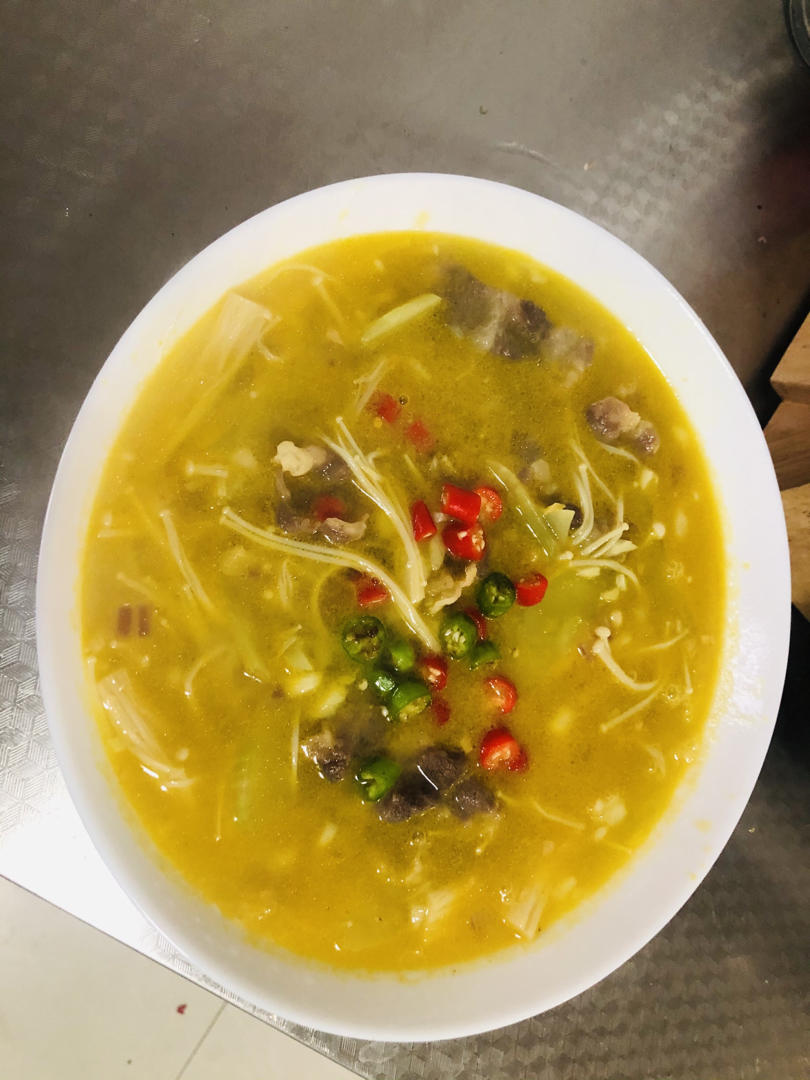 酸汤金针菇肥牛卷