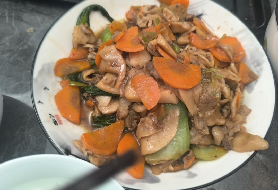 杏鲍菇胡萝卜炒肉