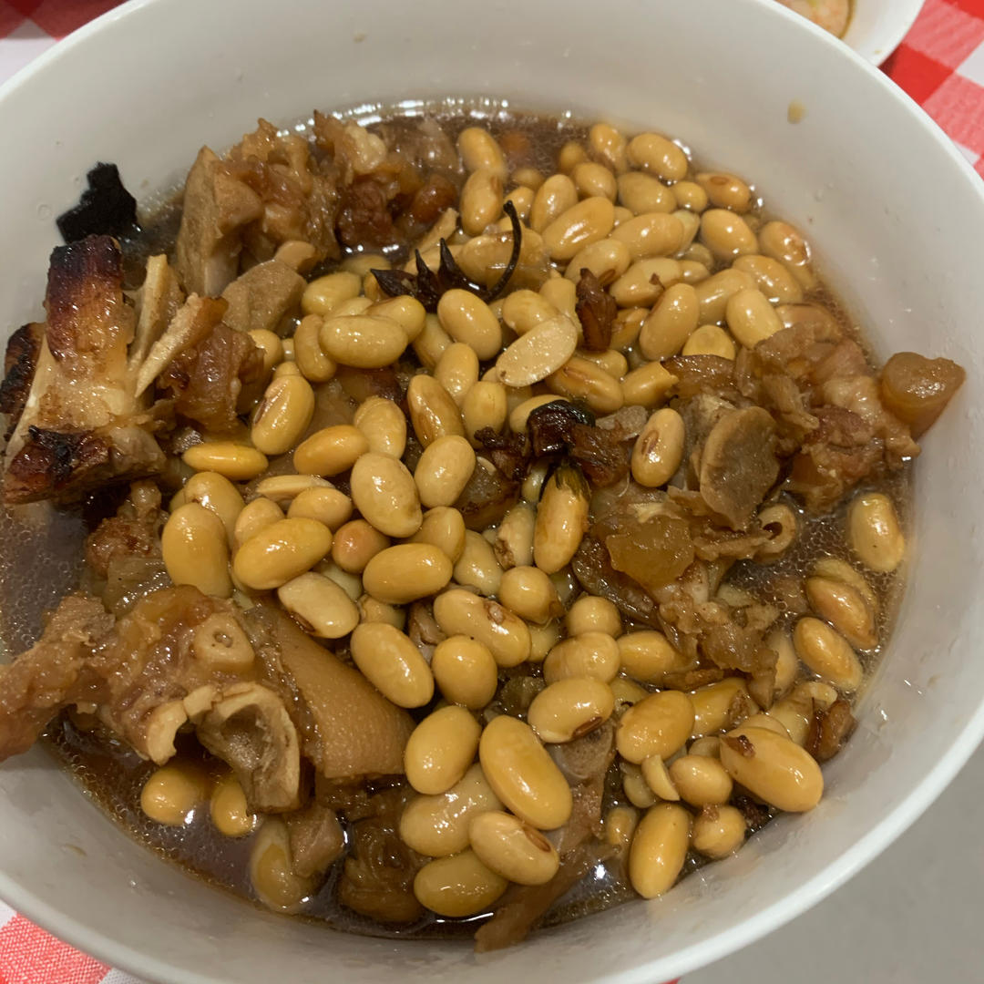 电饭锅版“黄豆焖猪脚”