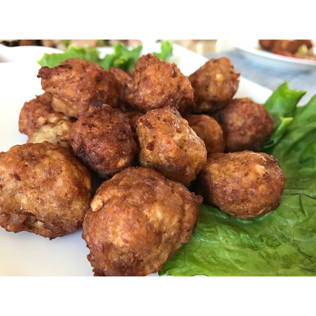 猫眼儿三更做的炸马蹄猪肉丸子