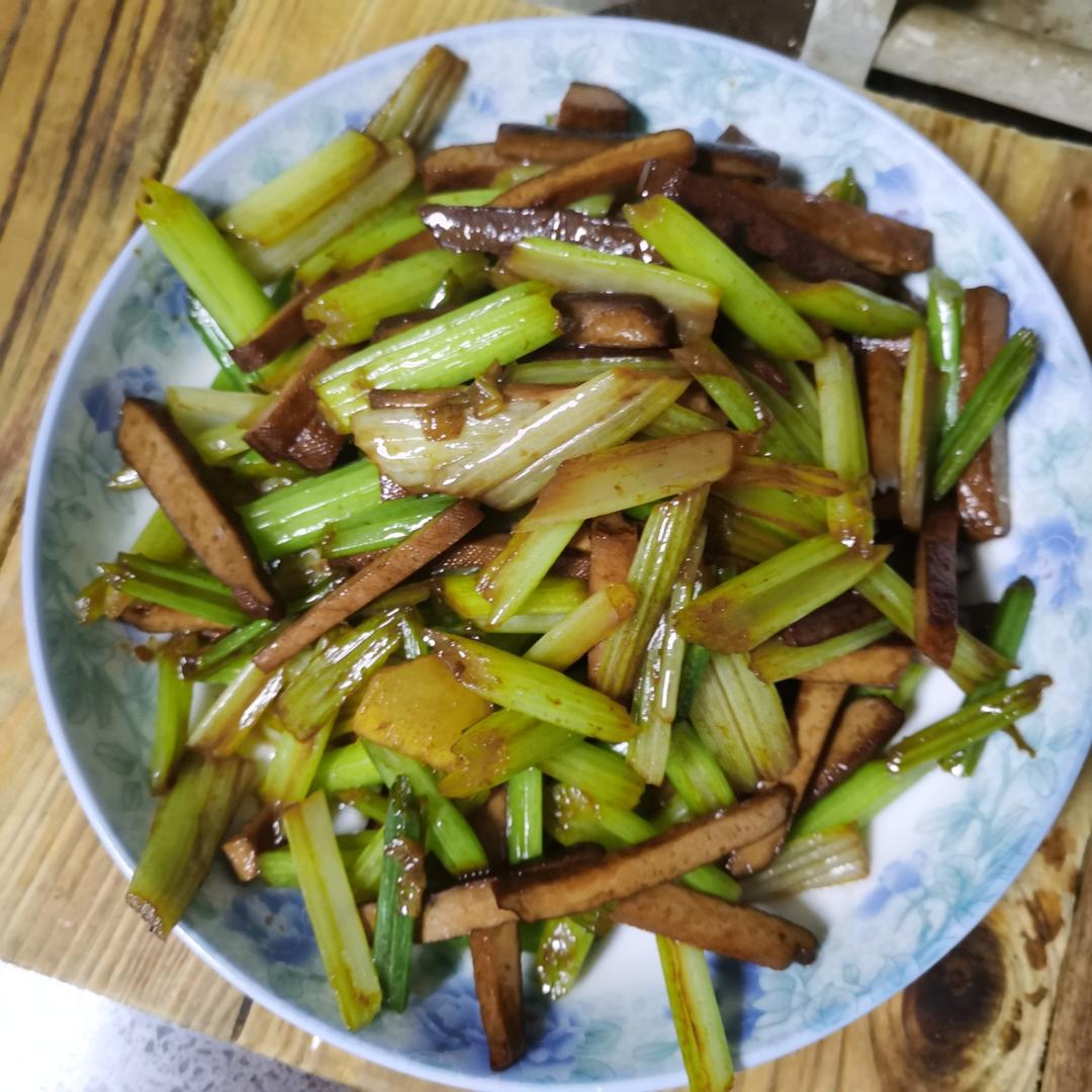 午餐晚餐简单快手下饭菜芹菜炒香干