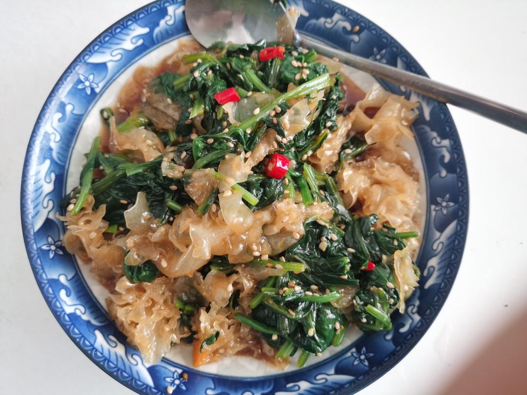 银耳凉拌菠菜：春天的减脂餐