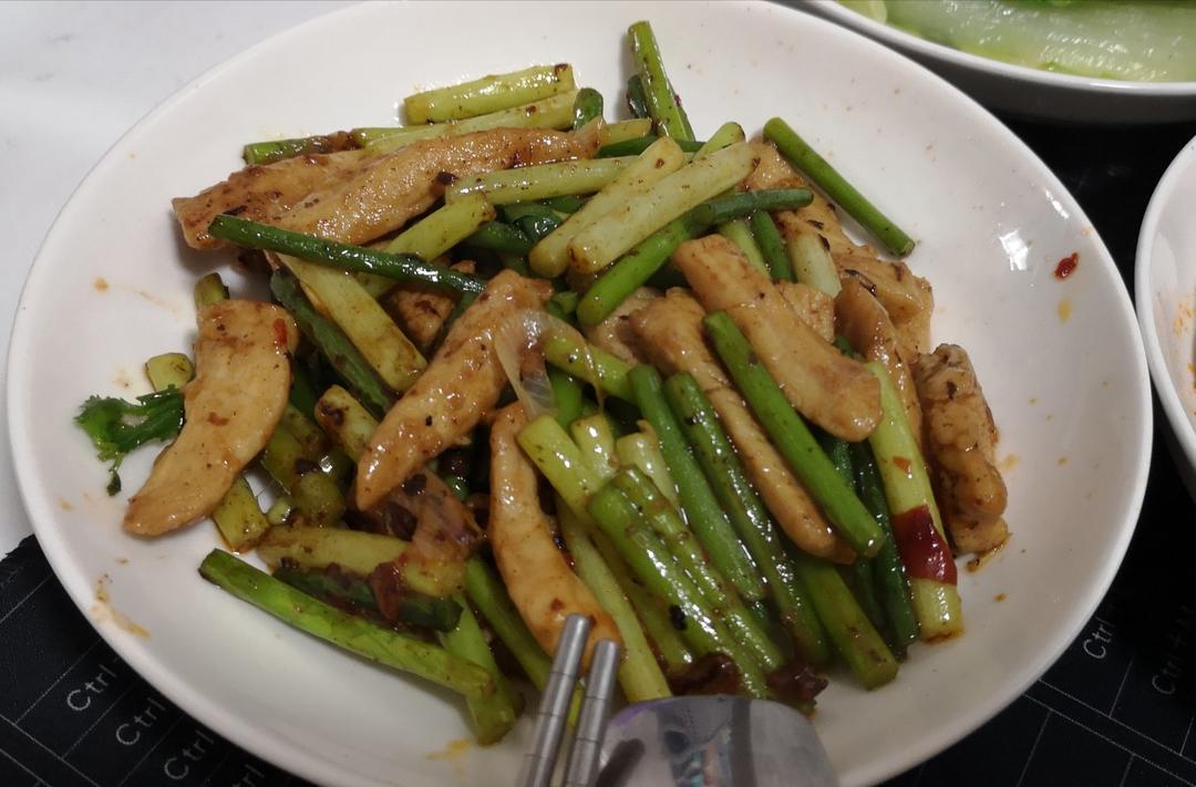 蒜苔炒鸡肉