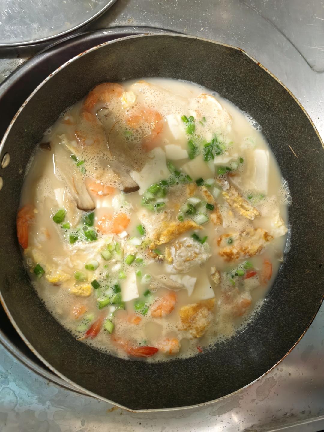 鲜虾菌菇豆腐汤