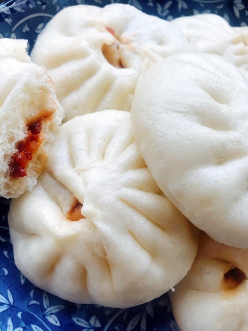 云朵般松软爆浆蜜汁叉烧包